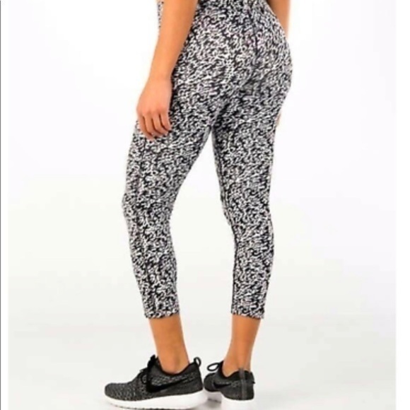 Nike Women's Pronto ESSENTIAL Running Crop Pant - Picture 7 of 9
